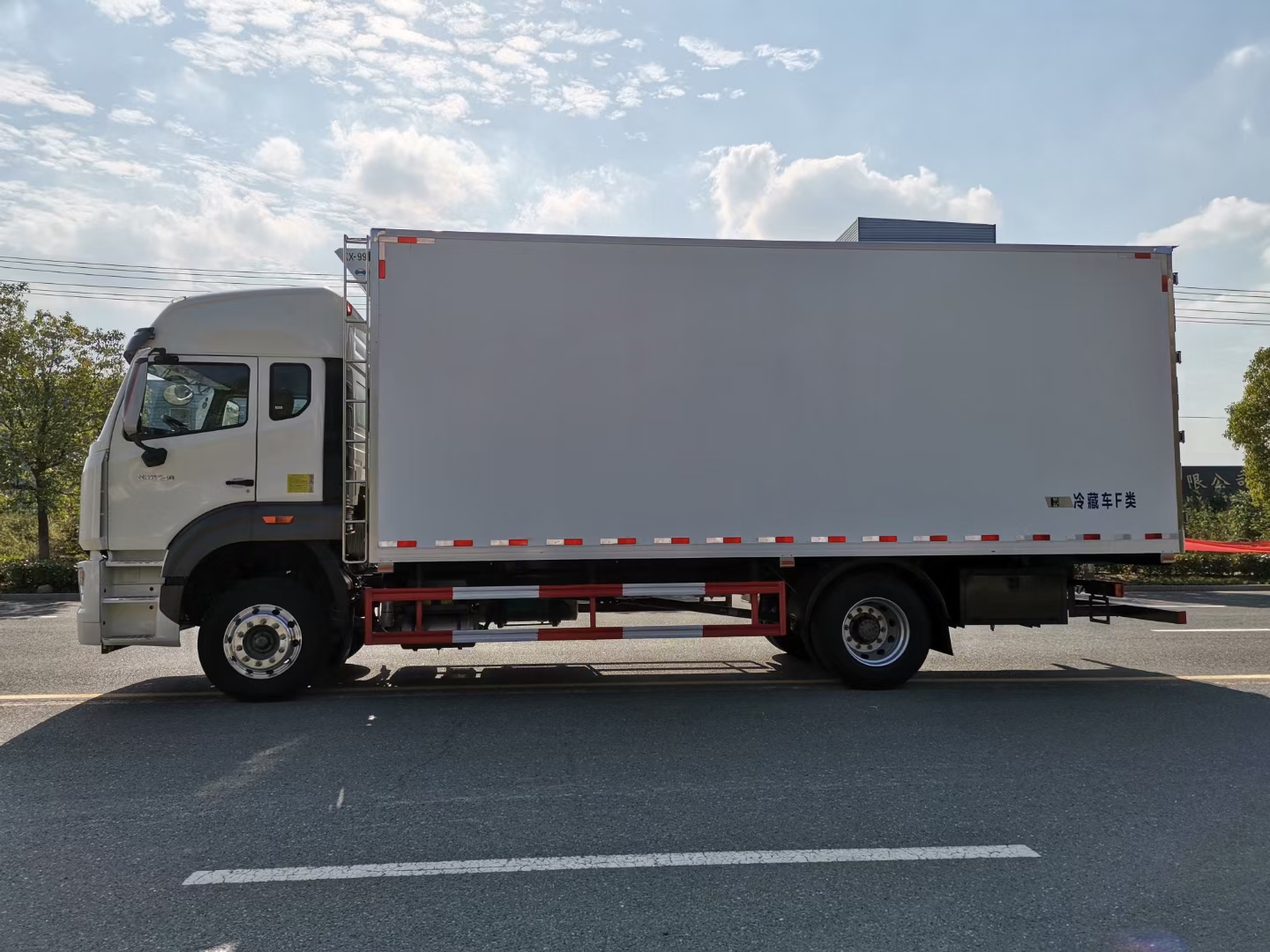 （国六）重汽豪翰6米8冷藏车