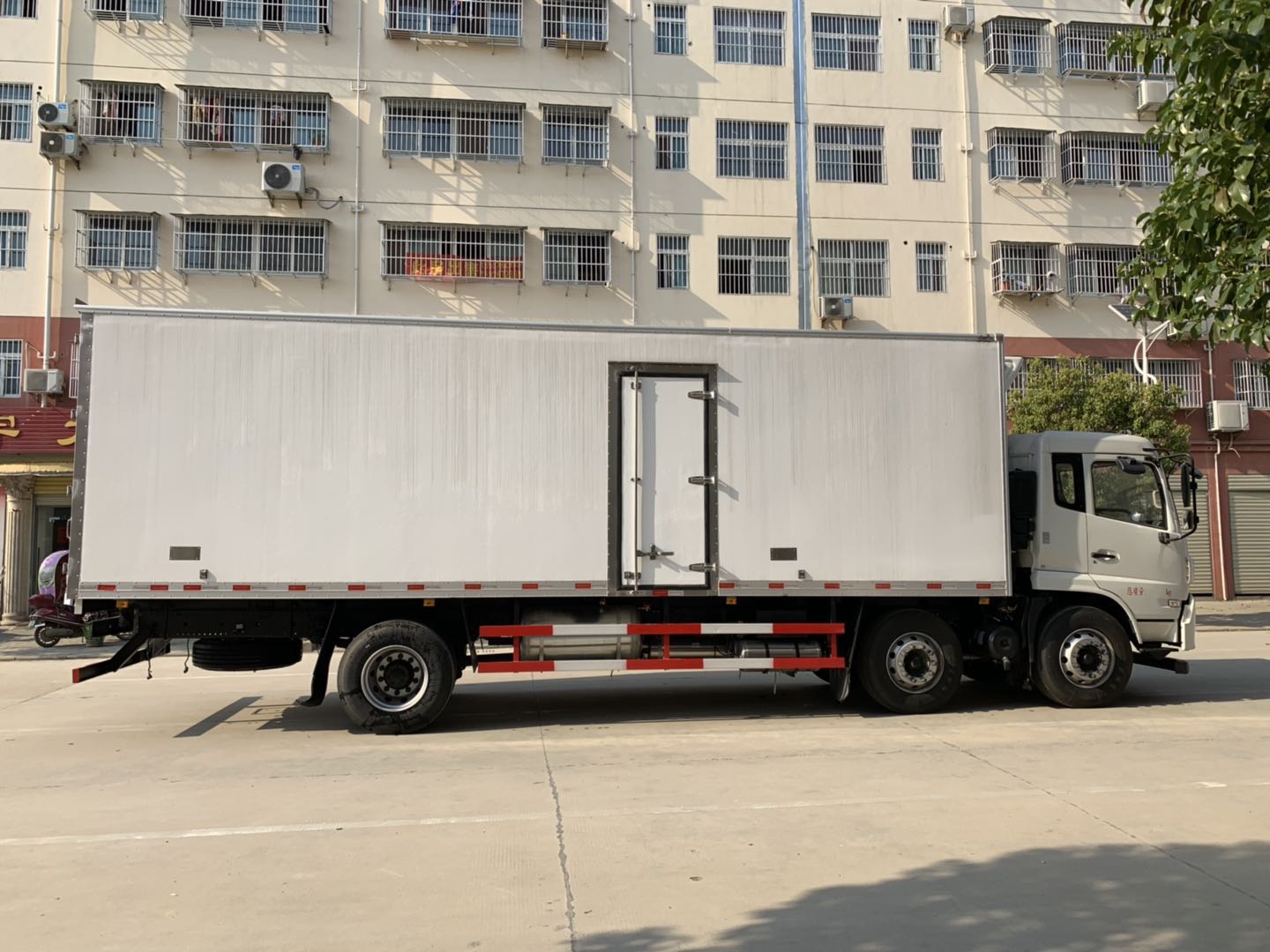 东风天锦（8.6米）冷藏车