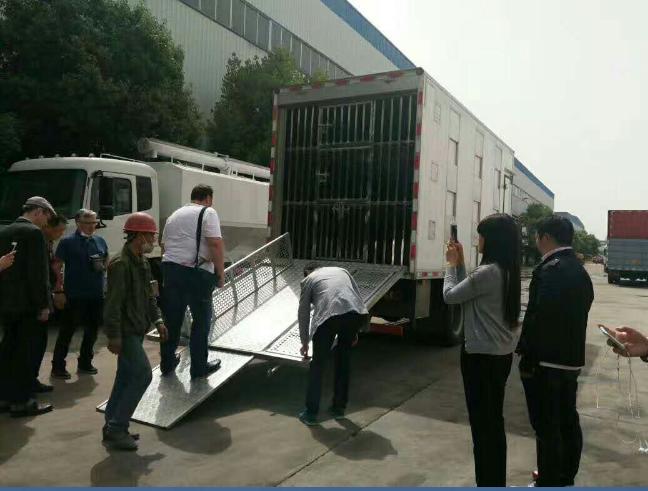 福田前四后八8.66米恒温猪仔运输车