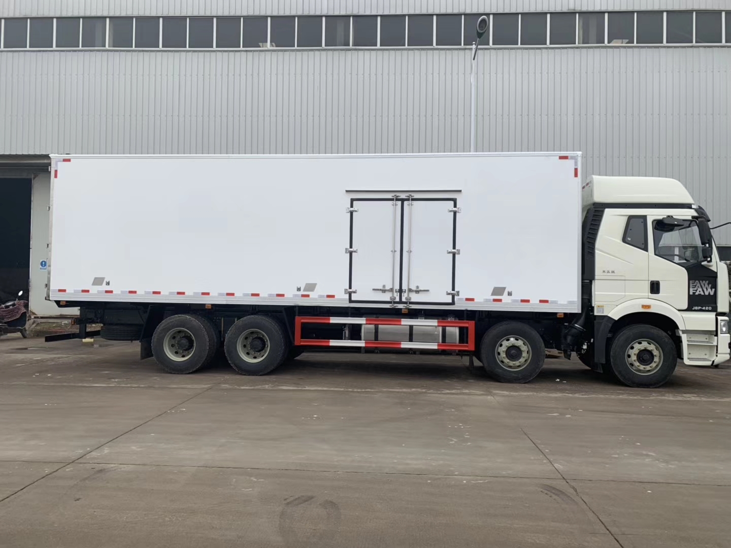 解放J6P前四后八9.6米冷藏车