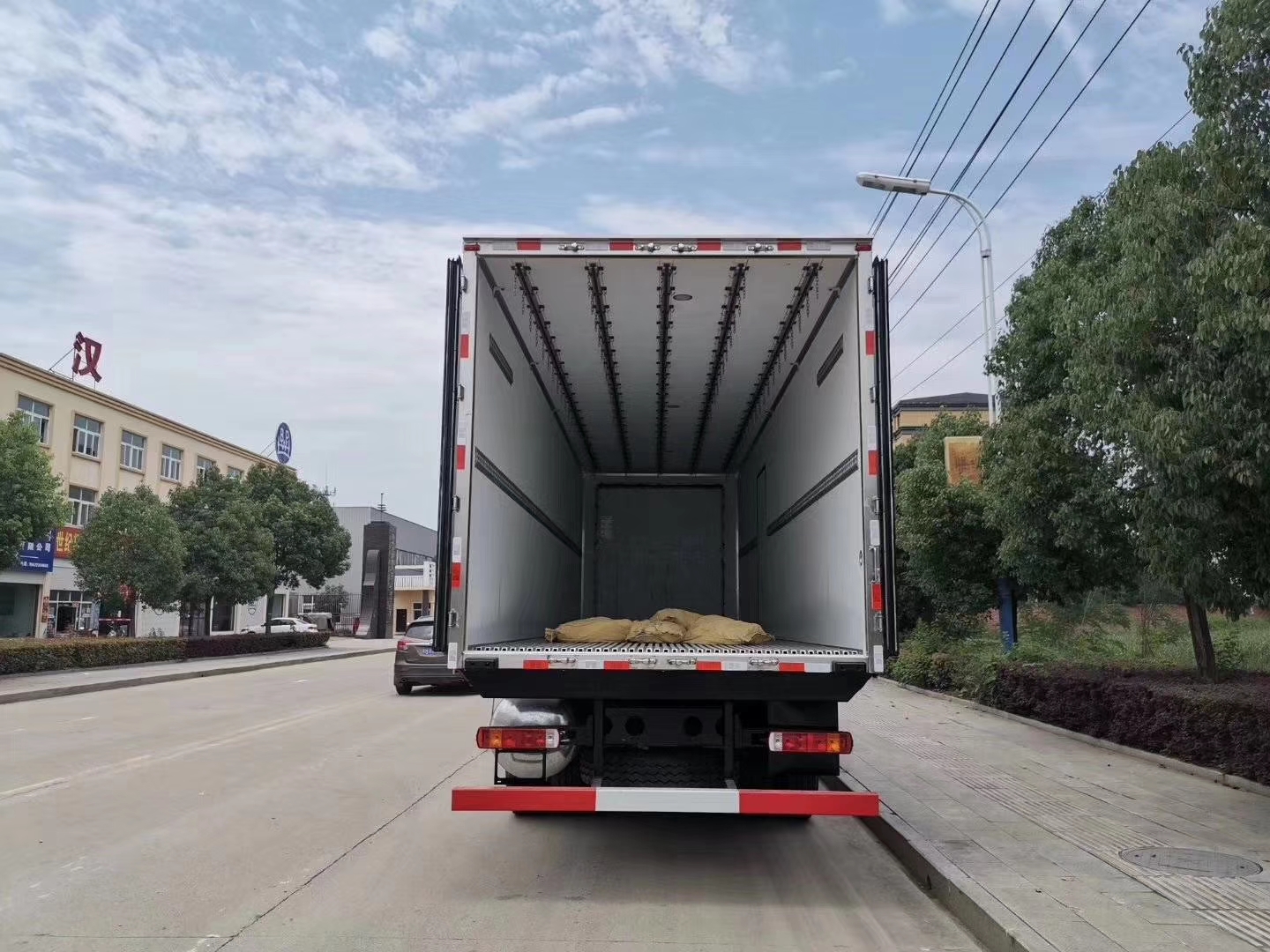 解放J6P前四后八9.6米冷藏车