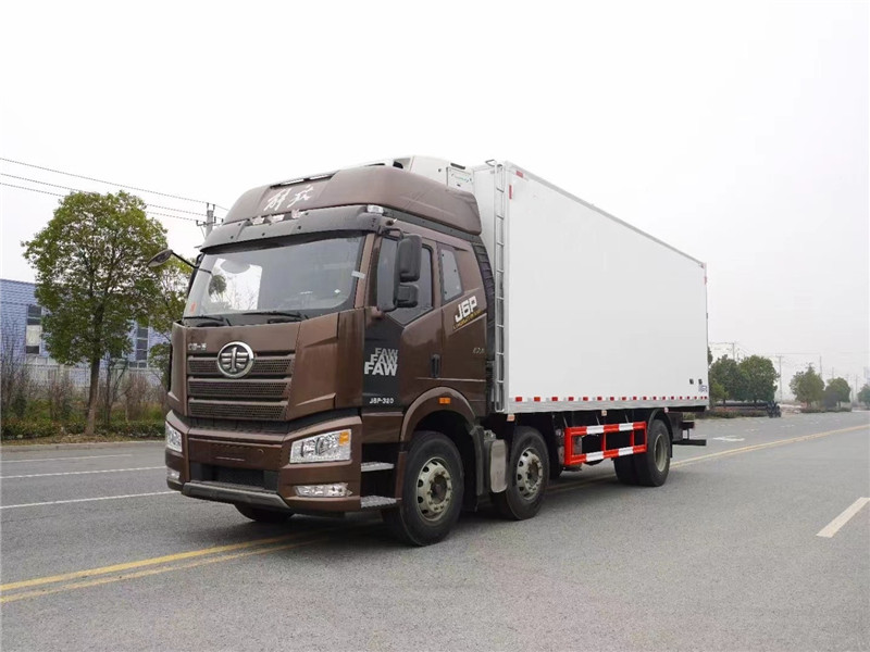 解放J6P小三轴7.7米冷藏车