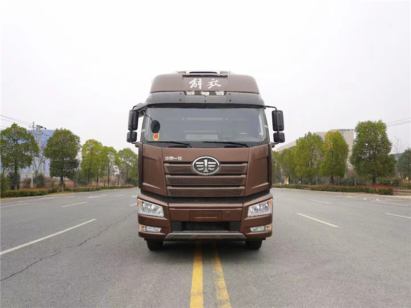 解放J6P小三轴7.7米冷藏车