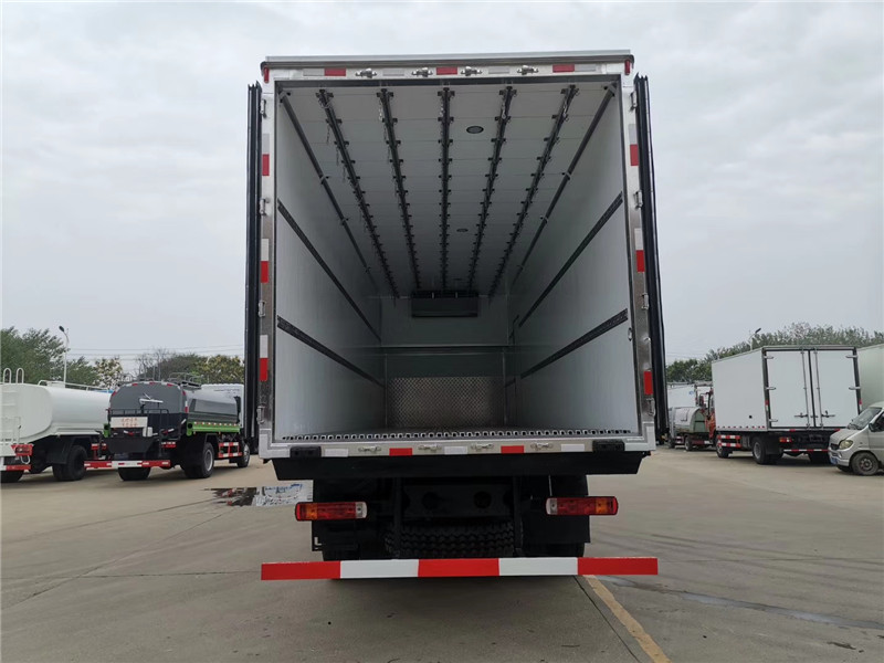解放JH6前四后八9.6米冷藏车