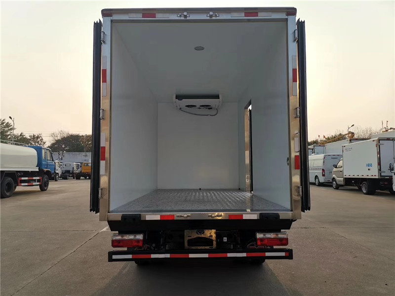 东风多利卡4.2米冷藏车