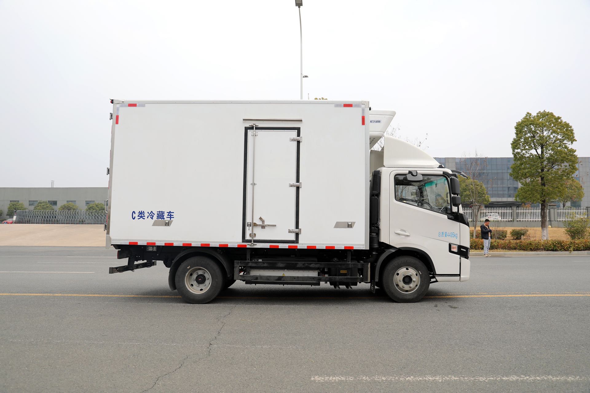 吉利纯电动新能源4.2米冷藏车
